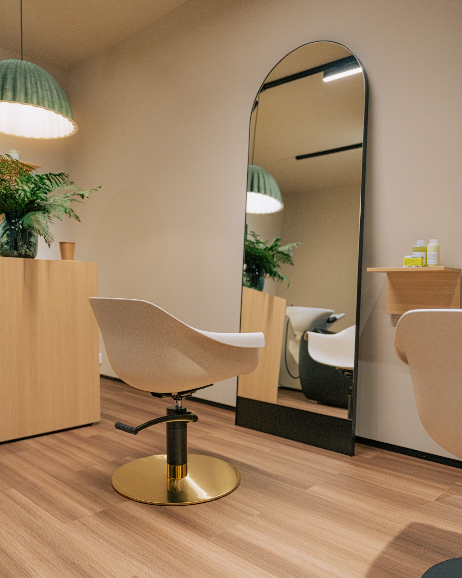 Verona - Freestanding hairdressing mirror - Black frame